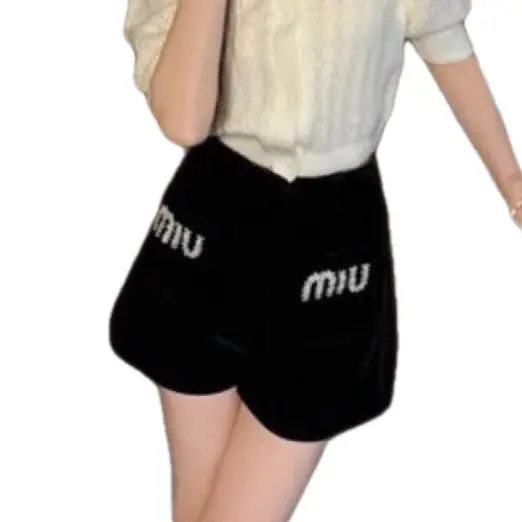 ￼Quần Short Nữ MIU Chất Nhung Túi Trước Thêu Chữ 2
