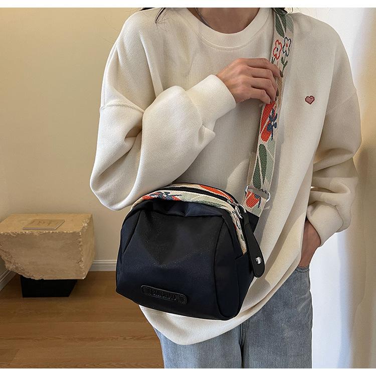 Product Introduction of Large Capacity Simple New Shoulder Small Cloth Bag Women's Messenger Bag Women's Bag Fashion All-Match Lightweight Oxford Cloth Shell Bag 15