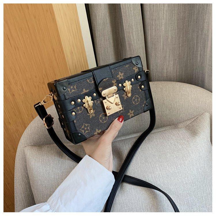 Product Introduction of Vintage Print Women's Box Bag High-Value New Light Luxury Niche Makeup Bag Small Square Bag Single Shoulder Crossbody Bag 11