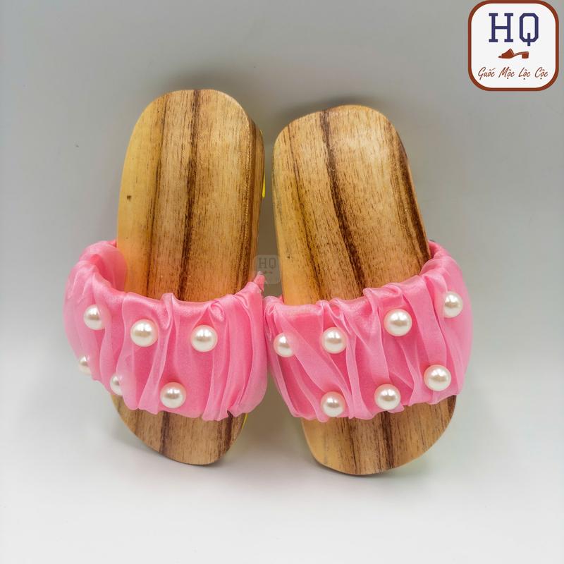 Guốc gỗ bé gái dép lê gỗ cho trẻ em quai voan đính hạt ngọc trai nhân tạo Thiên Kim size 7 đến 9 guốc mộc em bé mẹ và bé cao gót điệu đà nhí nhảnh mặc áo dài bà ba tứ thân yếm đào phụ kiện múa văn nghệ
