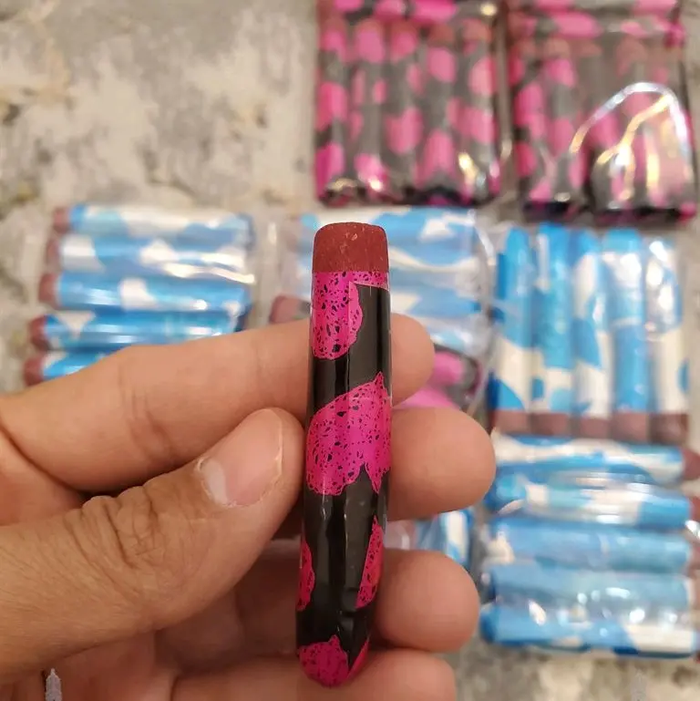 Lipstik Hubabah Ummu Salim - Tersedia Dalam 3 Warna: Orange, Merah dan Ungu jika diaplikasikan tetep merah 0