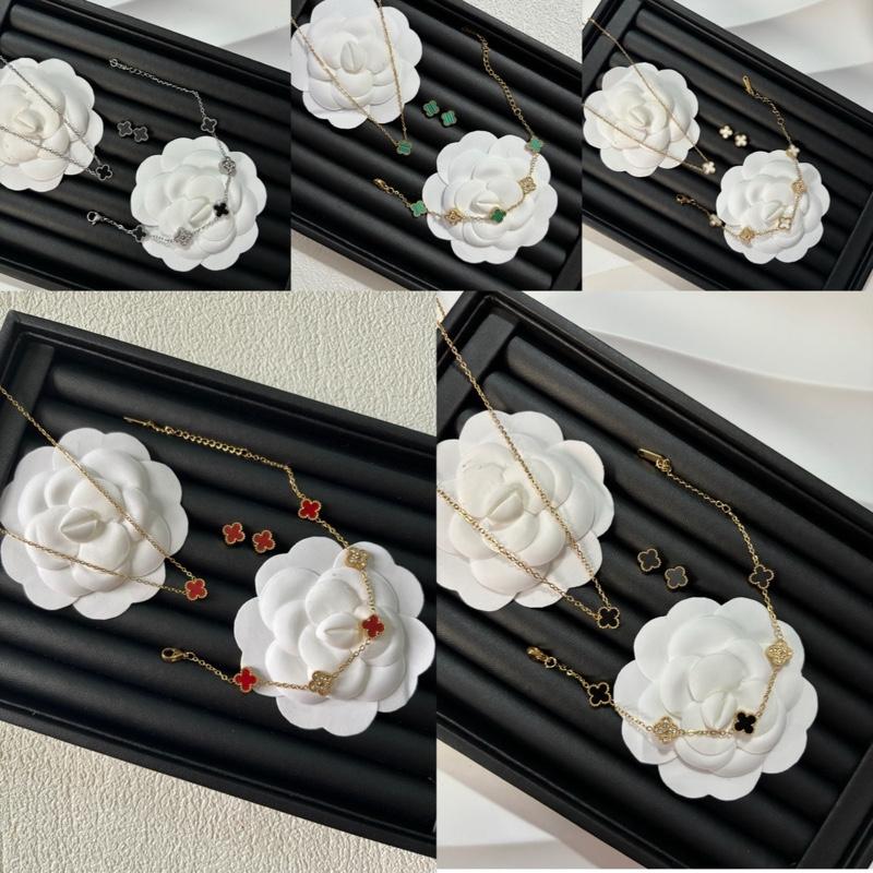 Set cỏ bốn lá titan size mini 8mm có mix đá( Set gồm 3 món dây chuyền/ lắc tay/ bông tai)