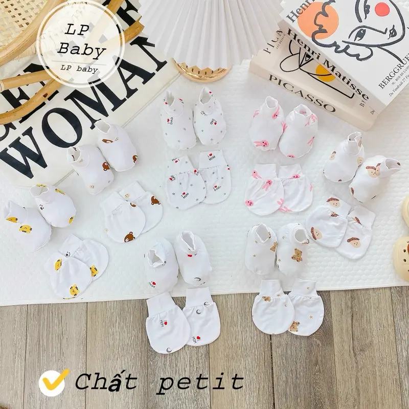 ￼Sét 5 bao tay,  5 bao chân cho bé sơ sinh Chất liệu : vải thun petit cao cấp rất mềm mại và mát mẻ cho bé yêu sự khởi đầu hoàn hảo Sai cho bé từ 0-3 tháng 0