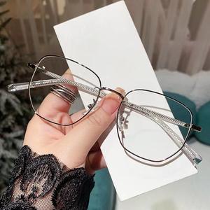 แว่นตาสายตาสั้น, กรอบสี่เหลี่ยม, เปลี่ยนสีไวต่อแสง, ป้องกันแสงสีฟ้า, ไม่มีเมคอัพ, เหมาะสำหรับผู้ชายและผู้หญิง, แว่นตาบาง