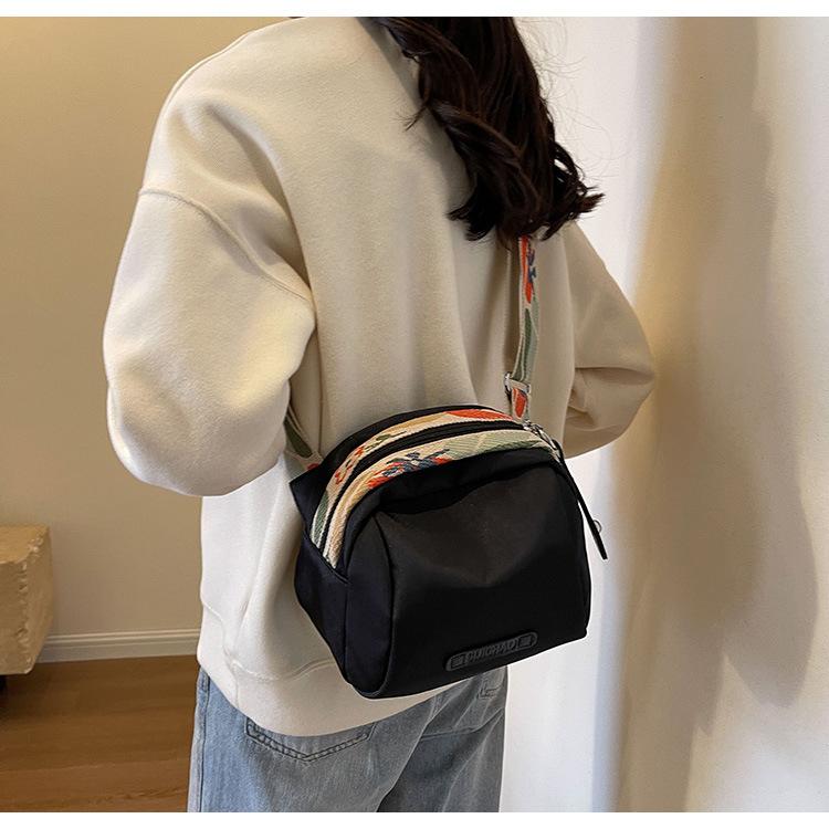 Product Introduction of Large Capacity Simple New Shoulder Small Cloth Bag Women's Messenger Bag Women's Bag Fashion All-Match Lightweight Oxford Cloth Shell Bag 12