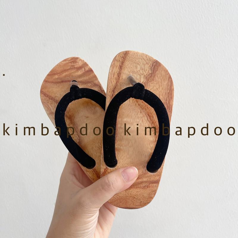 Dép - Guốc mộc quai kẹp cho bé, guốc gỗ Nhật Bản cho bé, Guốc xỏ ngón quai gấm đen cho bé