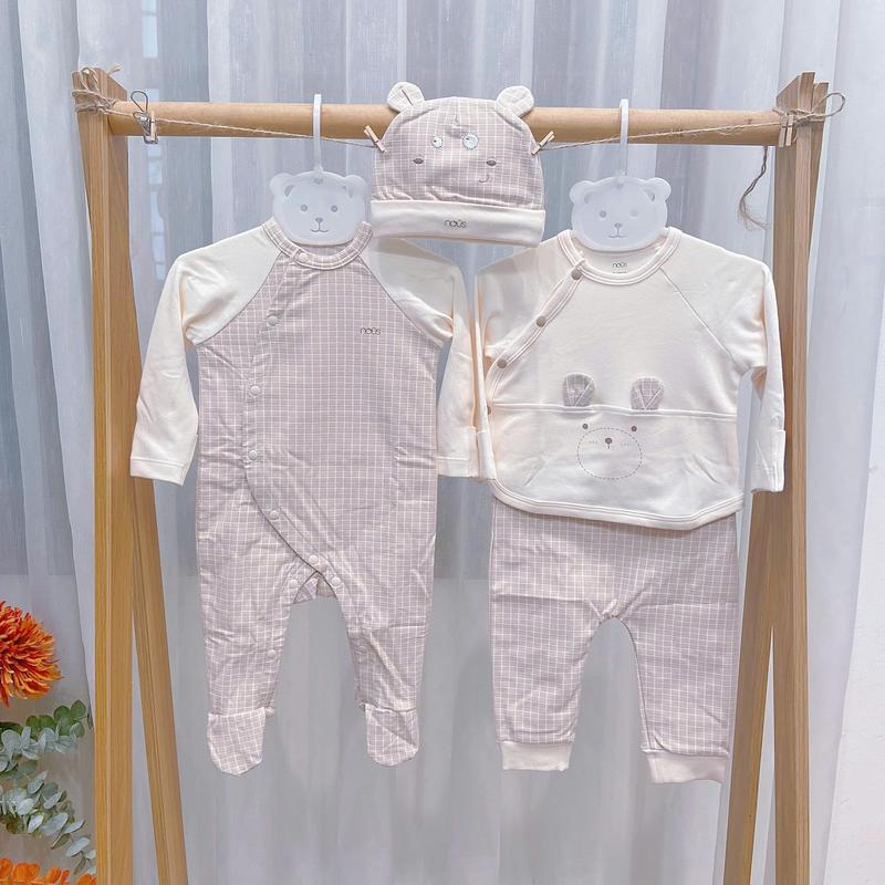 Nous - Bộ dài cài lệch tai gấu, bộ liền dài tất và mũ màu be phối caro ghi NB1W24-OP3-M03 cho bé size NB