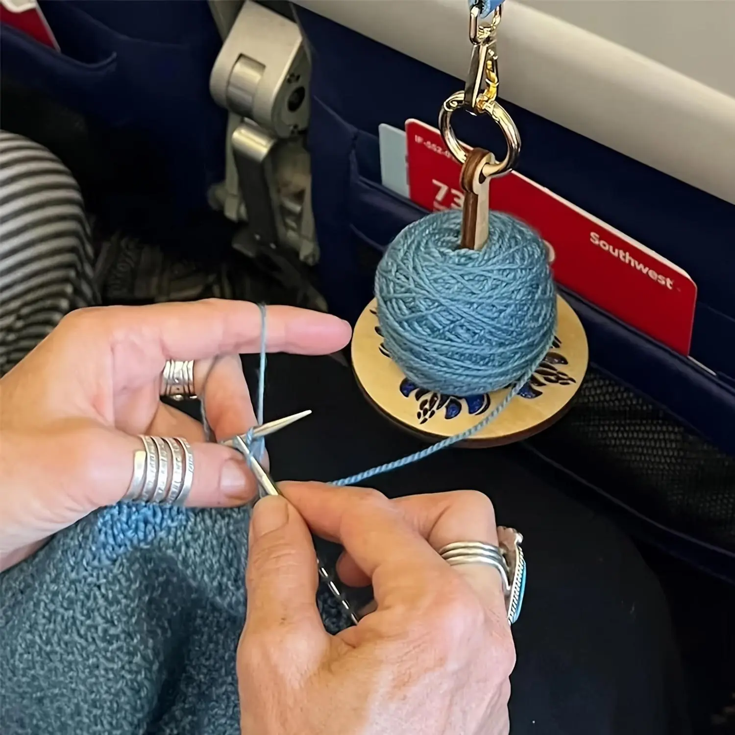 Wooden Yarn Holder, 1 Count Portable Yarn Ball Holder, Yarn Holder for Crocheting, Prevents Yarn Tangling Misalignment, Gift for Crocheting Lovers, Knitting Tools