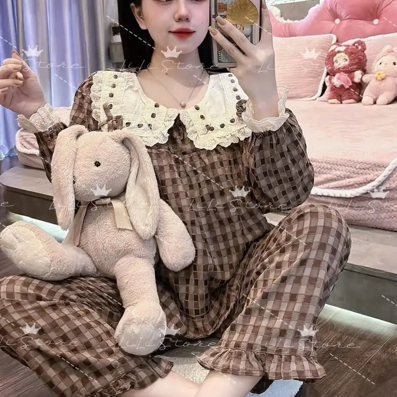 Bộ Pijama Đũi Caro Cổ Ren H9 – Thiết Kế Tiểu Thư, Nơ Nhí Dễ Thương, Chất Vải Mềm Mát – Freesize 40-60kg