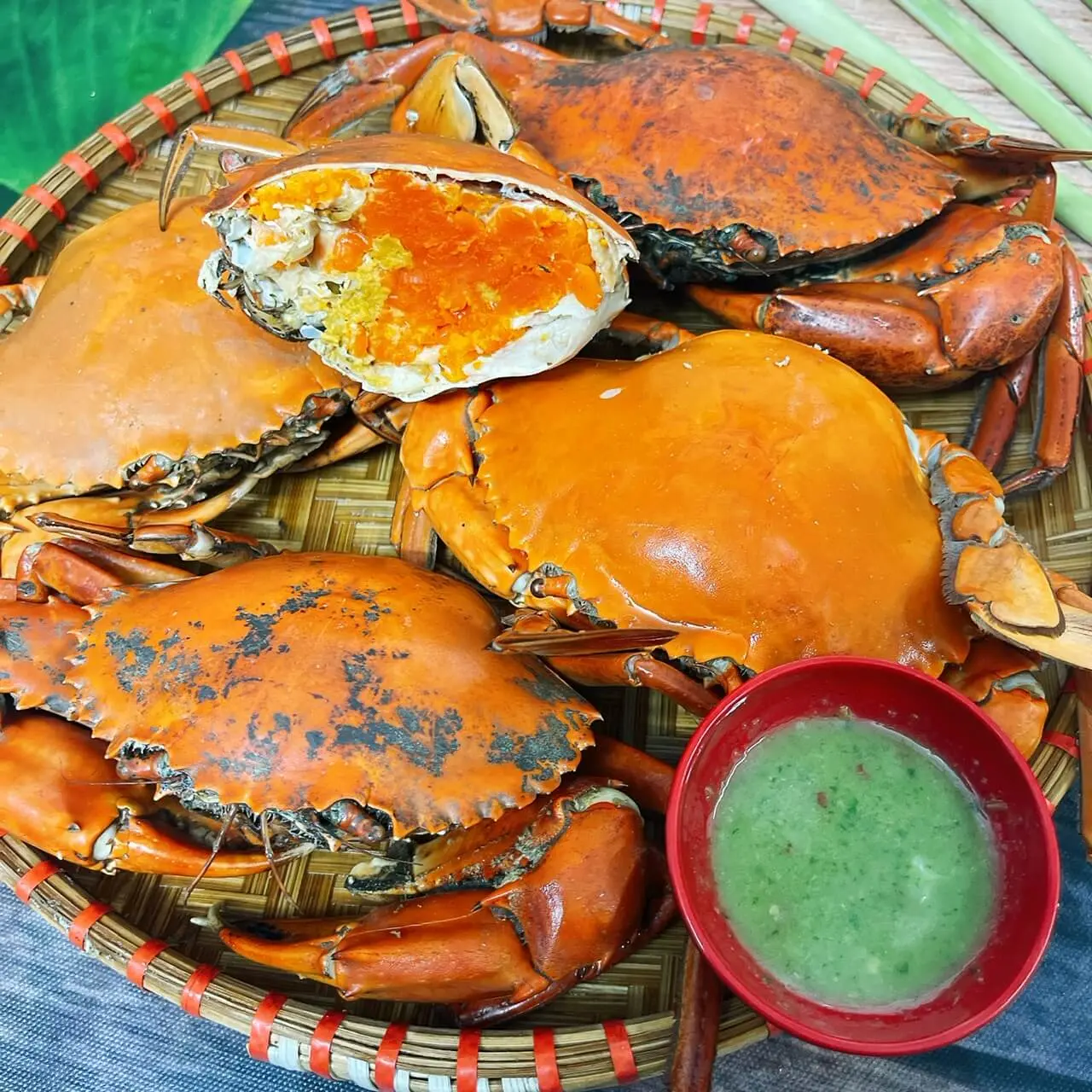 Cua Hấp Sả nhiều size. Cam kết chính gốc Cà Mau và tỷ lệ thịt và gạch trong thân cua đạt trên 90%, nếu óp shop bù miễn phí con khác  - CUACMU chấm VN - Ship 2h Hà Nội bộ  cua bộ  cua Food
