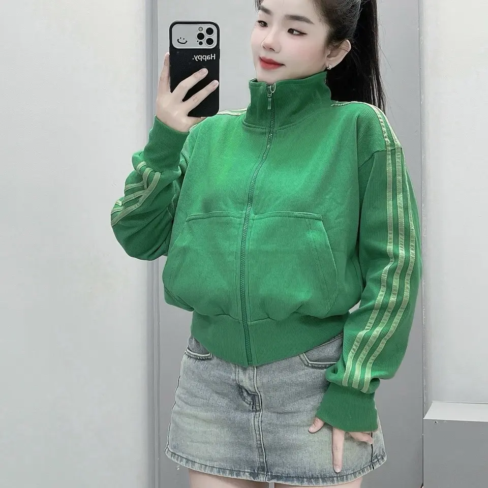 áo khoác cổ trụ xanh lá .tay xỏ ngón