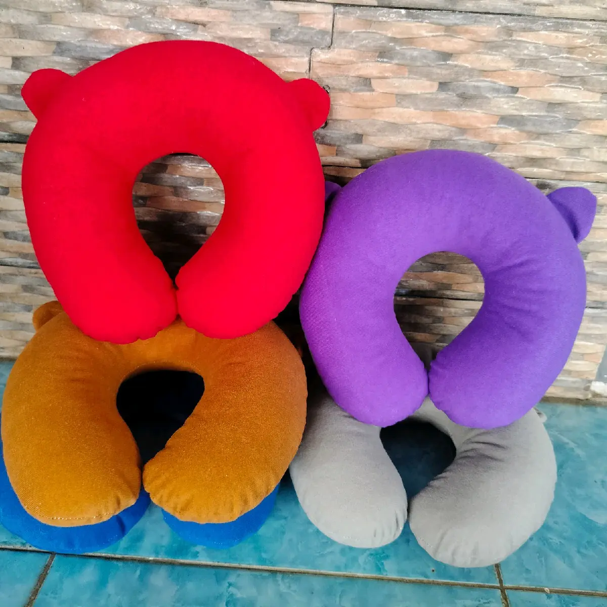 bantal leher traveling/bantal leher polos bahan kain nilek Hitam Bed