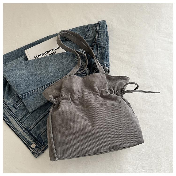 Product Introduction of New Korean Style Simple Shoulder Bag for Women with Drawstring Design, Fashionable Niche Commuter Underarm Bag, Elegant Versatile Handbag 9
