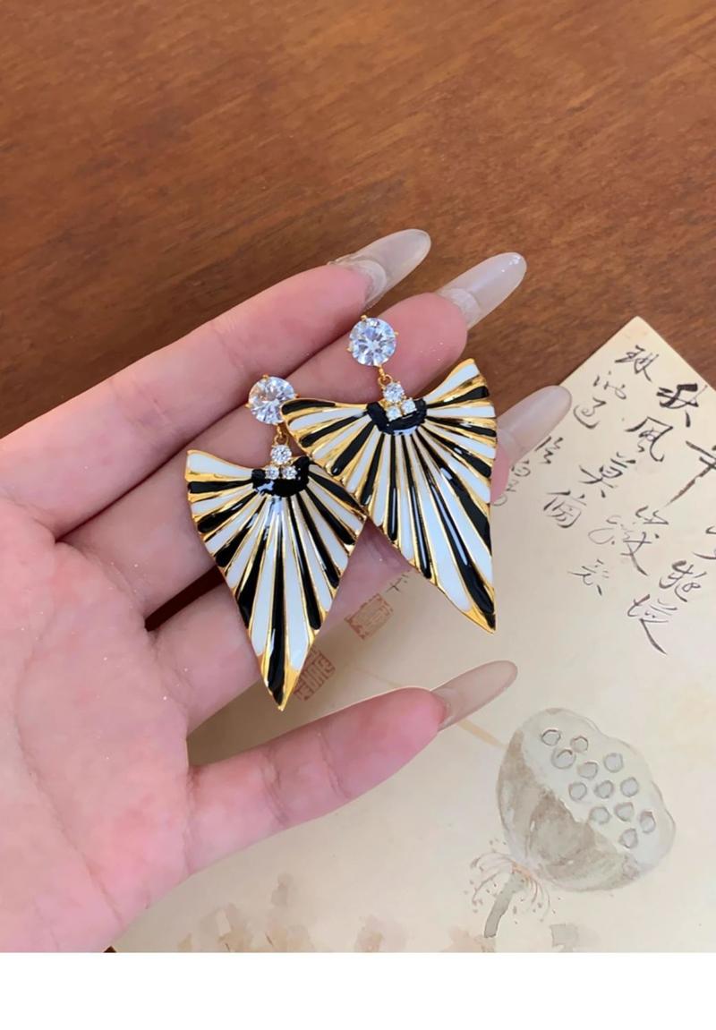 Product Introduction of 2025 New Luxurious Goddess! European and American Style Fashionable Personality Light Luxury Color-Block Earrings Retro Niche Design High-End Earrings for Women 7