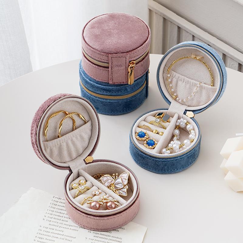 Product Introduction of Plush Travel Jewelry Box, 1 Count Portable Jewelry Case for Women and Girls, Jewelry Organizer Display Box for Necklace Earring Rings Bracelet 5