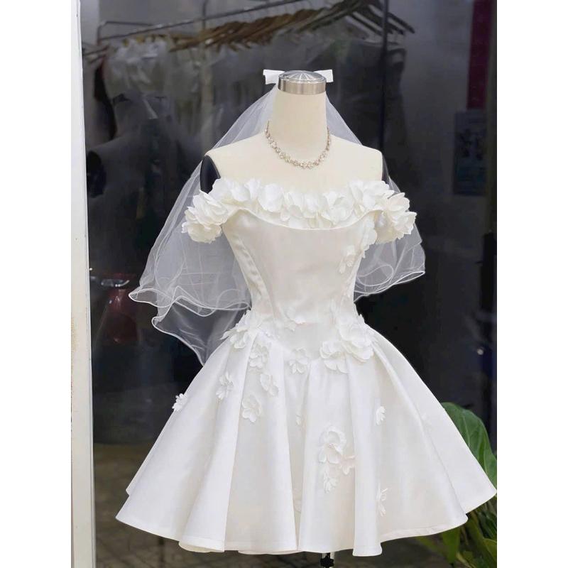 Đầm đi bàn váy trắng tiểu thư dáng ngắn trễ vai đính hoa xinh xắn JangMi