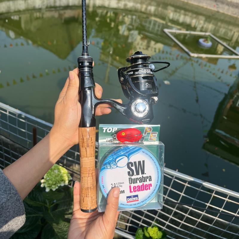 Combo Cần Câu Cá Lure UL Cán Gỗ Ngọn Đặc 1 Ly Kèm Máy Và Dù + 1 Nhái Hơi Bắt Cá Đi Câu Fishing