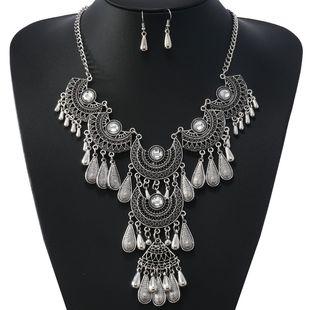Product Introduction of Fashion Trend Necklace Retro Hollow Flower Inlaid Diamond Valentine's Day Necklace Clavicle Chain Jewelry 11