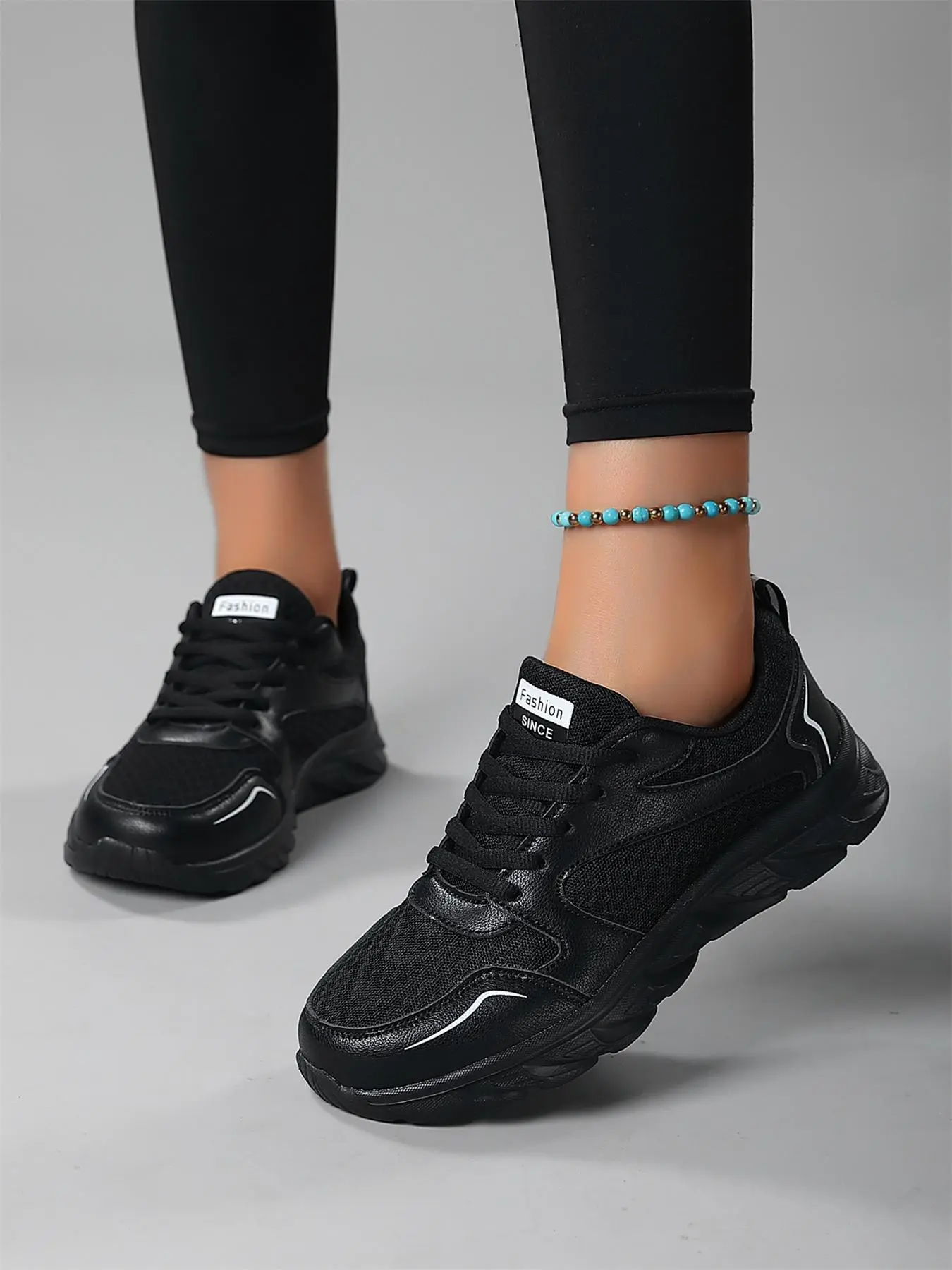 Women's Letter Patched Lace Up Running Shoes, Casual Breathable Shock Absorption Sports Shoes, Female All-match Round Toe Shoes for Daily Wear, Closed