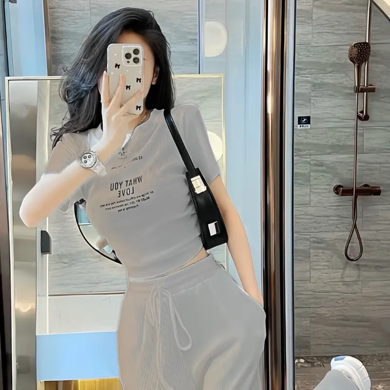 Set đồ nữ áo croptop tay ngắn phối quần dài với tone 2 màu xinh xắn phù hợp cho các nàng đi chơi. Women 3