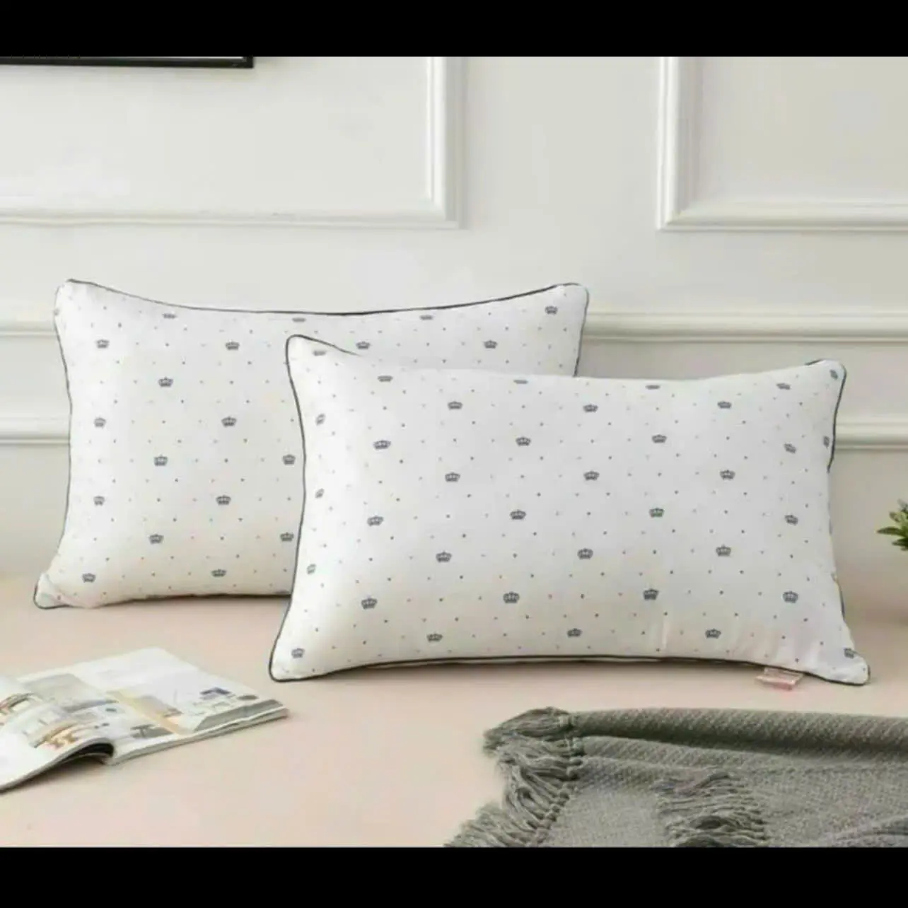 Combo 2 ruột gối bông gòn họa tiết vương miện kích thước 45x65