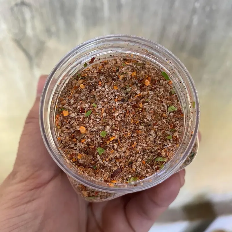 CHẨM CHÉO TÂY BẮC Chẩm chéo là món chấm không thể thiếu trong các bữa ăn bình thường cũng như khi đãi khách ak .  Chẩm chéo khô : chấm hoa qả ( xoài , cóc ... )  NGUYÊN LIỆU chính để làm nên chẩm chéo là hạt dổi,muối, mắc khén (một loại hạt tiêu rừng 1