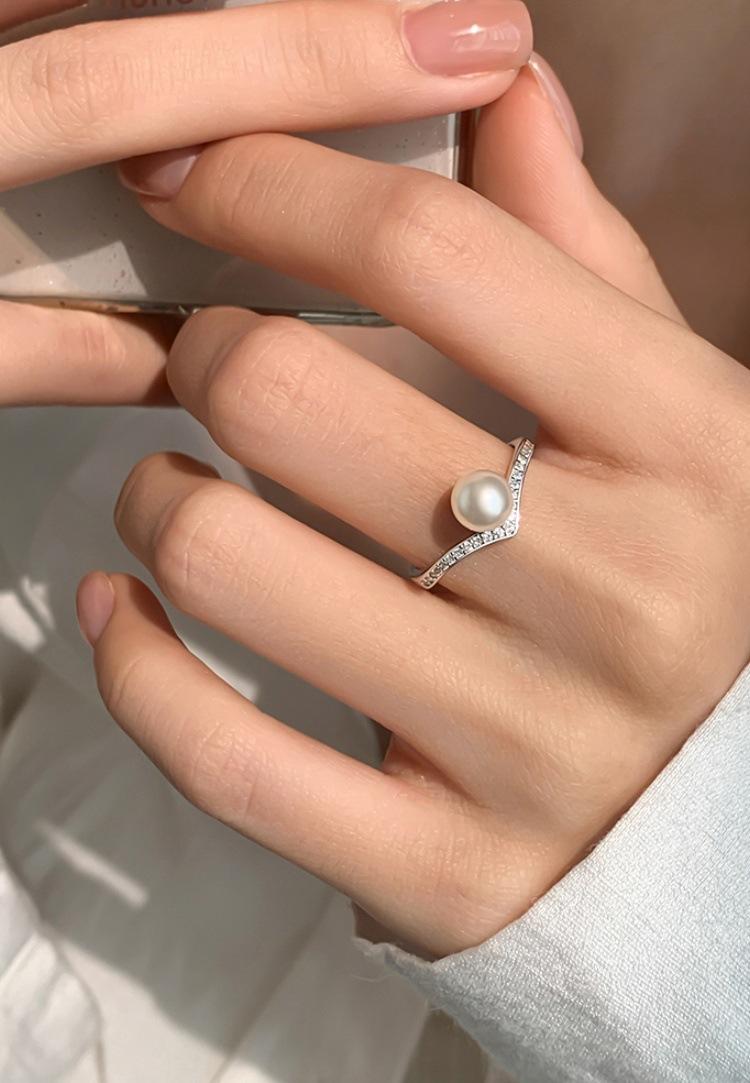 Product Introduction of S925 Sterling Silver Pearl V-Shaped Ring Fashionable High-End Ring 4
