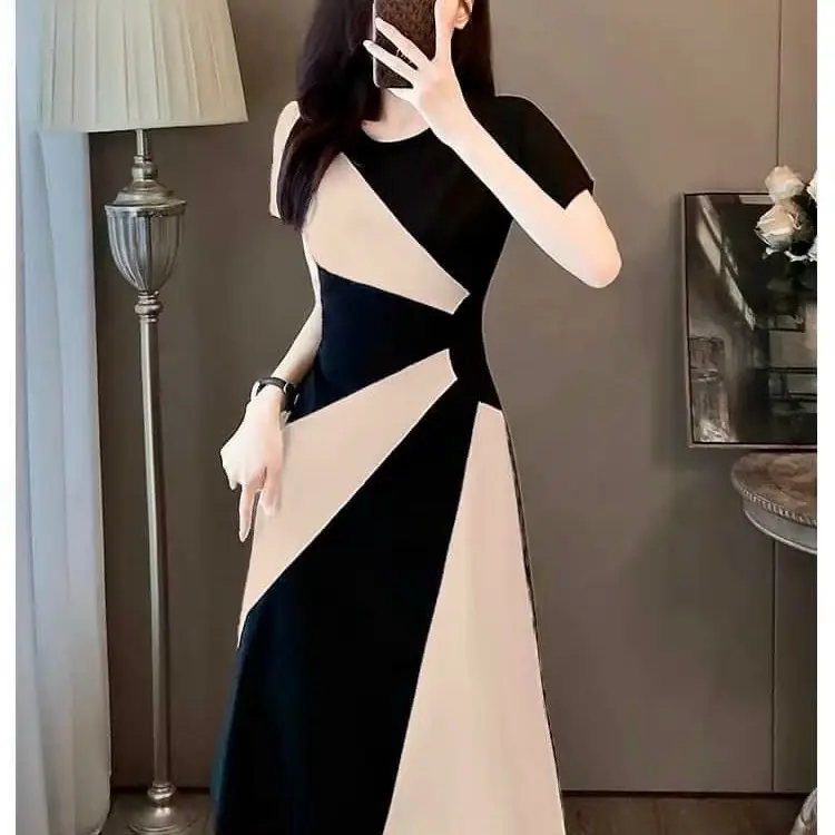 Đầm thiết kế phối màu nổi bật vay chekhuyet