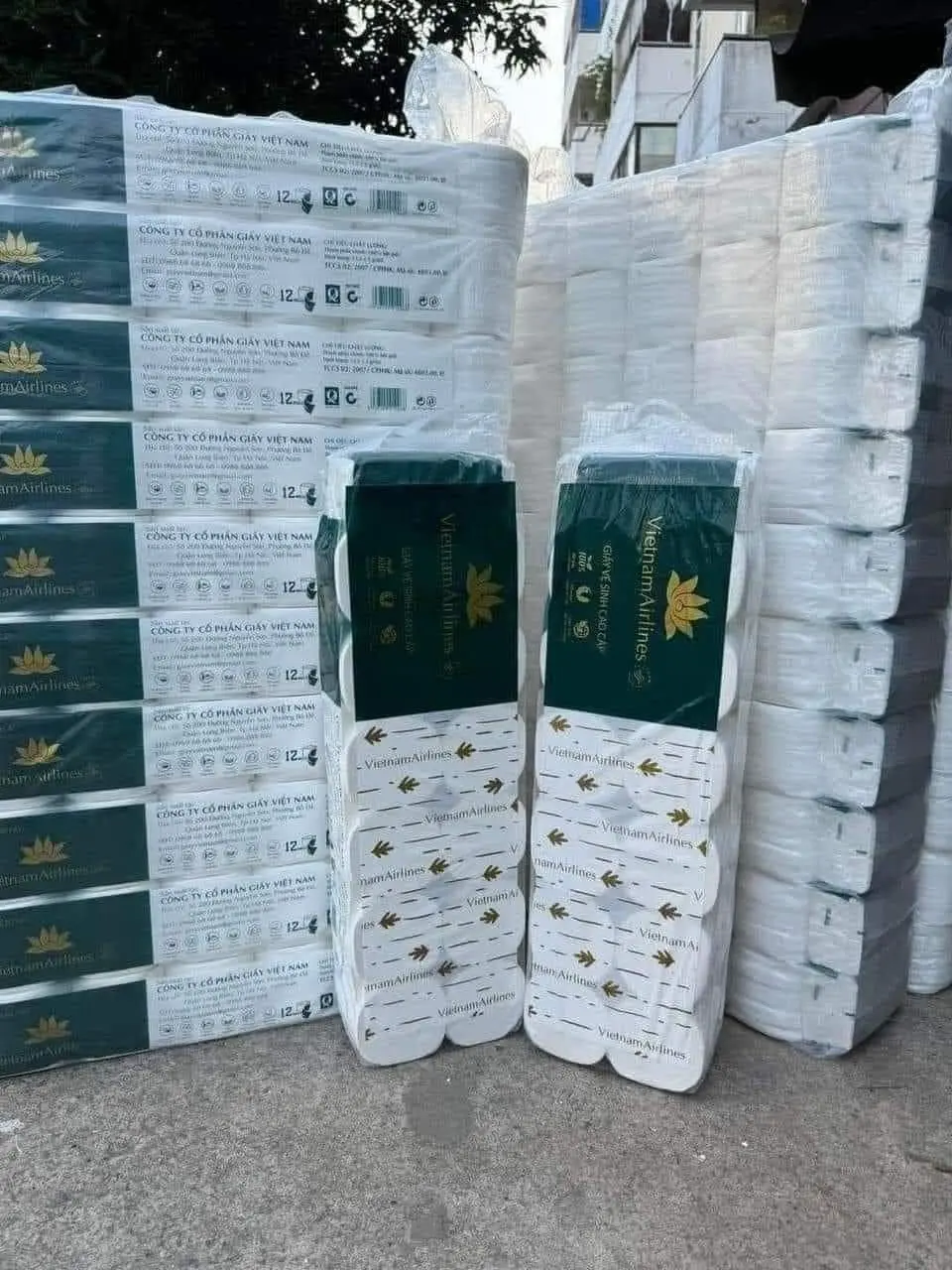 Giấy vệ sinh Hàng Không 10+2 tặng 1 gói giấy ăn