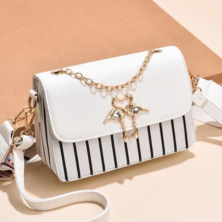 Túi Xách Nữ Đeo Chéo 2 Thiên Nga Vàng. Da PU , Phong Cách Sang Trọng Lịch Sự , hoạ tiết kẻ sọc , phù hợp cho các chị em sử dụng hàng ngày , dung tích khá lớn 4ngăn có khoá kéo Bag Da Đeo Vai