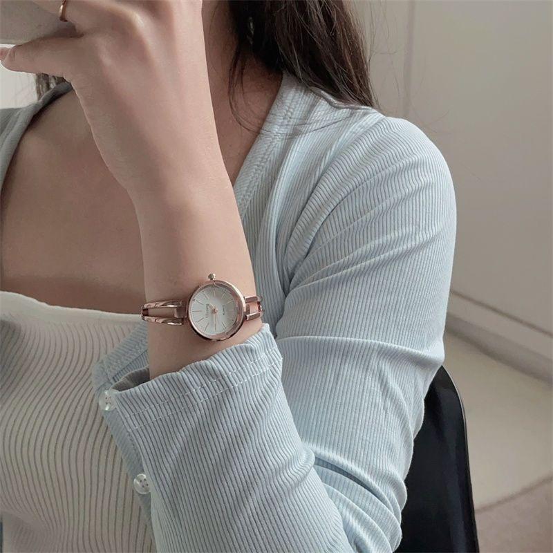 Product Introduction of Đồng Hồ Cao Cấp Phong Cách Cổ Điển, Dành Cho Nữ, Ưa Nhìn, Thích Hợp Cho Sinh Viên, Thiết Kế Đơn Giản, Duyên Dáng Và Nhỏ Gọn, Vòng Tay Tinh Tế, Phong Cách Ins 3