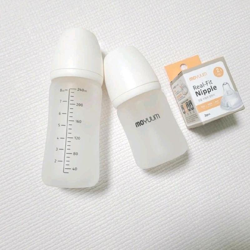 Moyuum Bình Sữa Thủy Tinh Cao Cấp 240ml & 160ml - Chất Liệu Thủy Tinh An Toàn - Thiết Kế Cổ Rộng Dễ Vệ Sinh - Núm Ti Silicone Mềm Mại - Tặng Khăn