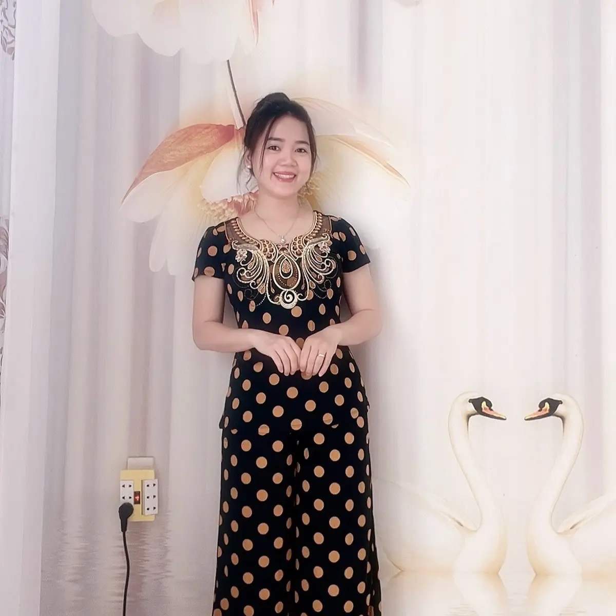 A24 Bộ bông bi nữ trung niên quần lửng ống rộng cổ thêu chim công