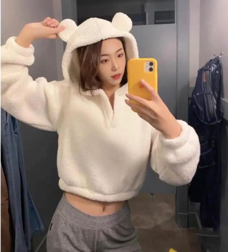 Product Introduction of Sweater Hoodie Crope V Bear Sherpa Bulu Domba Fit Wanita Tebal Oversize Cream 12