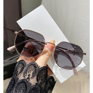 แว่นตาโฟโตโครมาติก เปลี่ยนสี สำหรับผู้ชายและผู้หญิง เลนส์ป้องกันแสงสีฟ้า เหมาะสำหรับนักเรียน สายตาสั้น กรอบเรียบ จอแสดงผลใบหน้า มุมมองสีเทาเล็ก