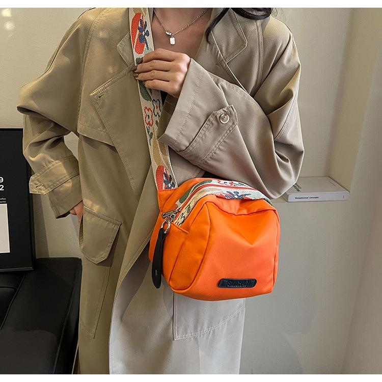 Product Introduction of Large Capacity Simple New Shoulder Small Cloth Bag Women's Messenger Bag Women's Bag Fashion All-Match Lightweight Oxford Cloth Shell Bag 25