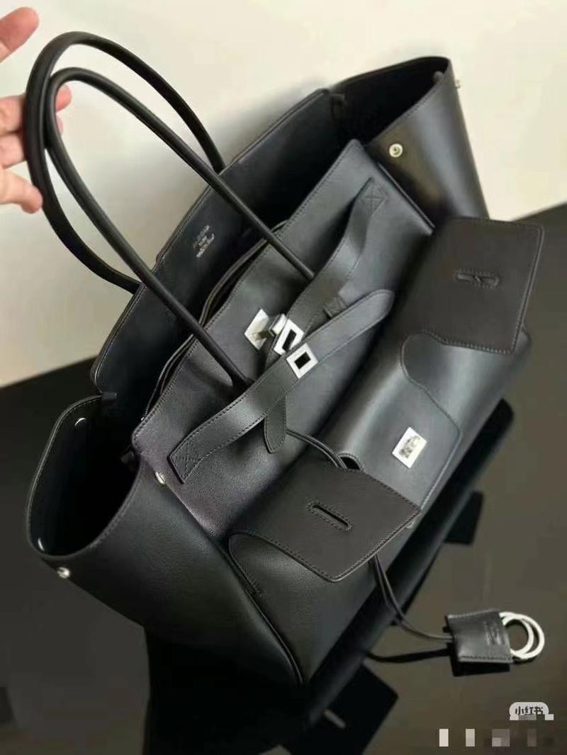 Product Introduction of 2025 New Roden Lock Tote Bag Large Capacity Neutral Motorcycle Wings Style Bag Leather Shoulder Bag Tote Bag 10