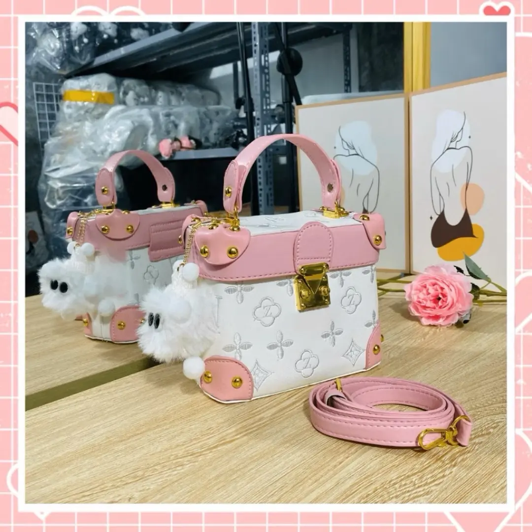 ￼TL50 Túi cốp với hoạ tiết dập nổi size 18 cm cứng cáp có tay xách kèm dây đeo chéo thời trang