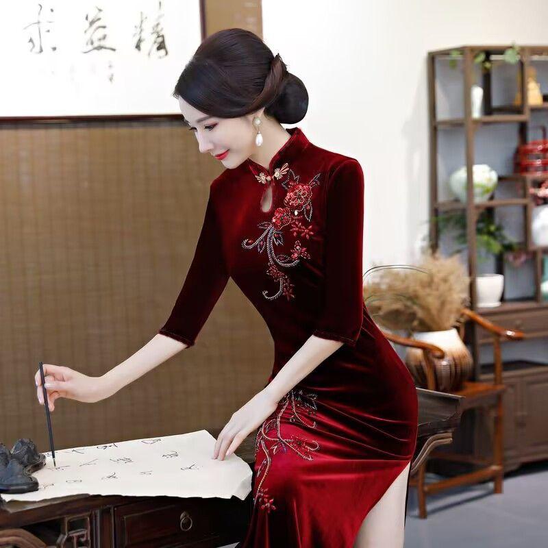 Váy Cưới Sườn Xám, Cao Cấp, Nhung Vàng, Thêu, Thích Hợp Cho Phụ Nữ Trung Người Già Và Cao Tuổi, Váy Xẻ Tà Bó Ôm Sát Hàng Mới Về, Thích Hợp Cho Mùa Xuân Và Mùa Thu 3