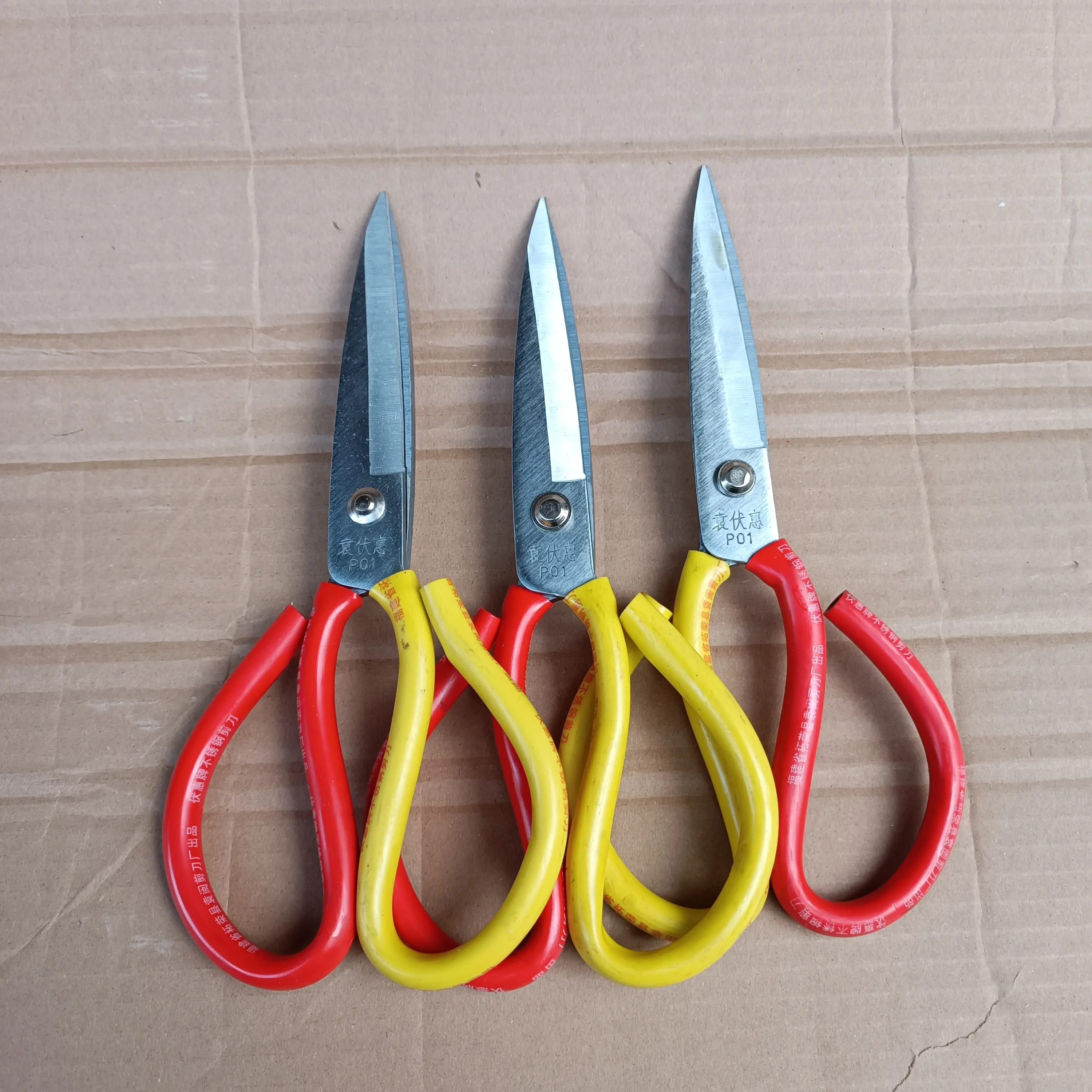 Use stainless steel kitchen scissors to cut meat and vegetables.