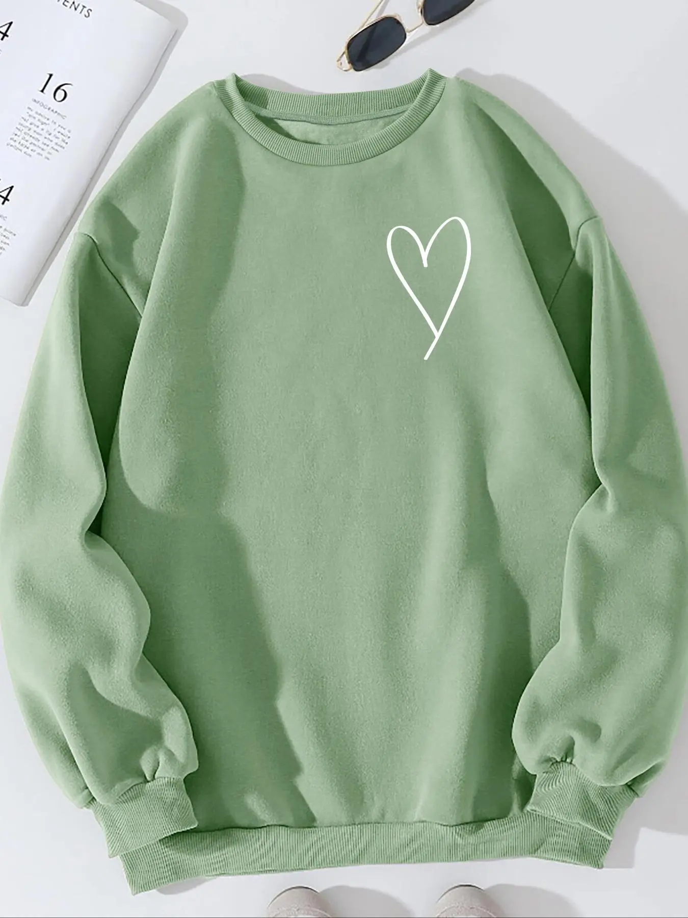 Women's Heart Print Crew Neck Sweatshirt, Casual Long Sleeve Pullover for Daily Wear, Ladies Clothes for All Seasons