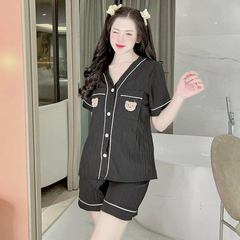 Set Đồ Ngủ Nữ, Bộ Pijama Quần Đùi Áo Cổ Chữ Y Phối Viền Túi Gấu Vải Đũi Gân bo duigan