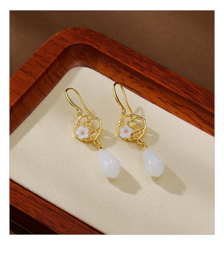 Product Introduction of New Chinese Style Earrings Cheongsam Ancient Style Hetian Jade High Sense Earrings 2024 New Earrings 7