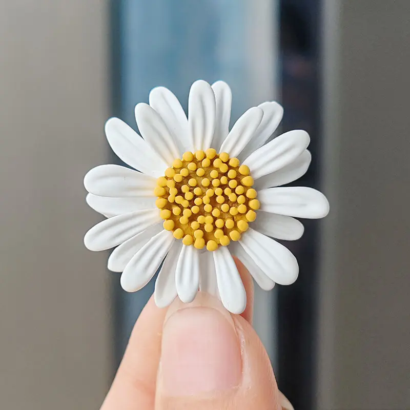2025 New Japanese Style Alloy Daisy Simple Cute Elegant Colorful Women's Brooch Fresh Pin Wholesale
