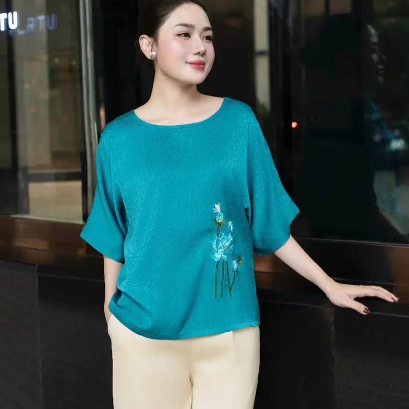 Set thiết kế N H I cho trung niên cổ tròn,tay lỡ cánh dơi rộng, họa tiết thêu bông.Quần dài ống rộng vừa,túi sâu,lưng bản phía trước lưng chun phía sau. Chất liệu lụa nhập cao cấp không nhăn, không xù.Top Nữ 6