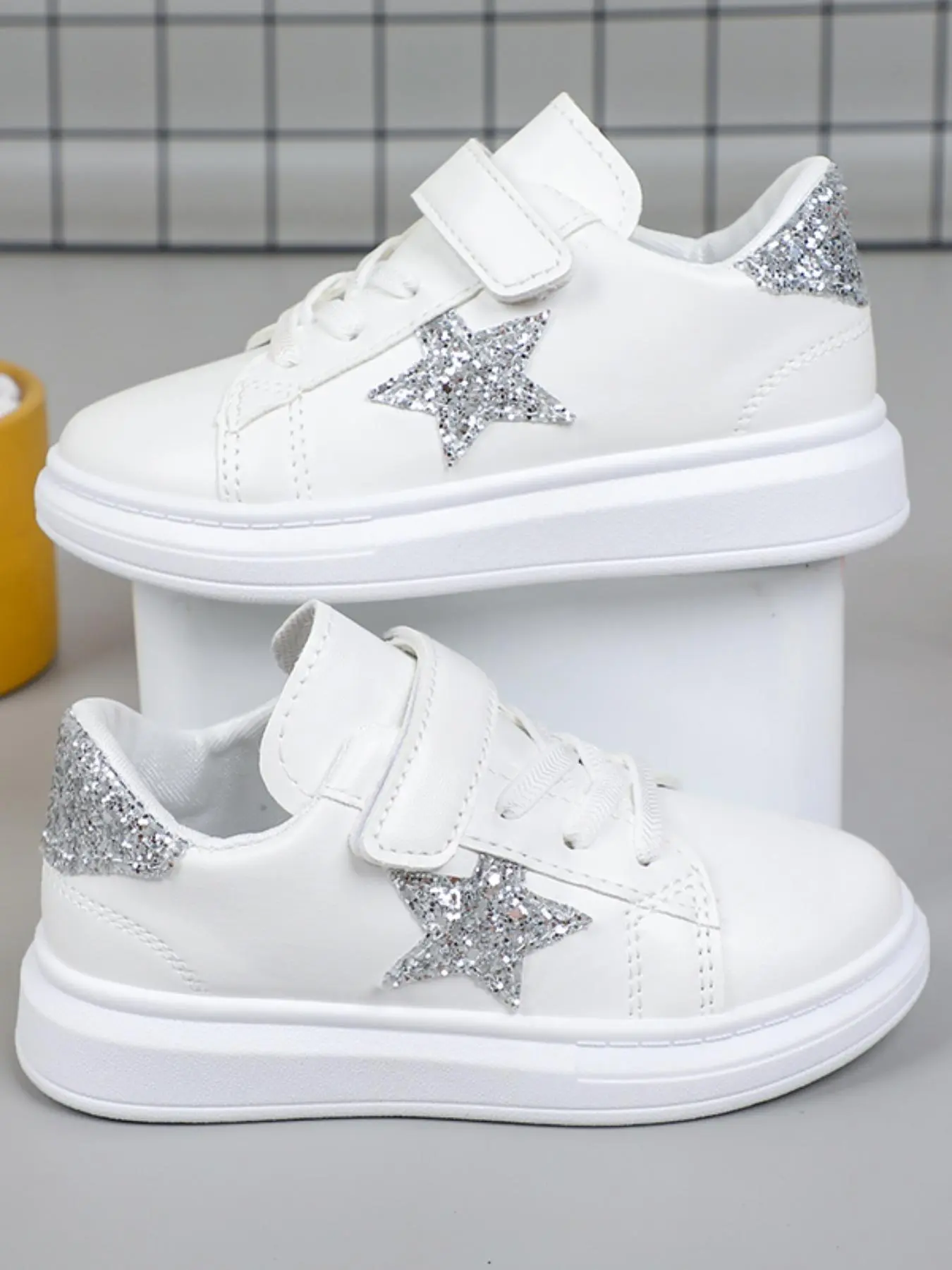 Fashionable Star Decor Velcro Fastening Sneakers, Cute Casual Comfortable Sports Shoes for Daily Wear, Trendy All-match Sneakers for Girls