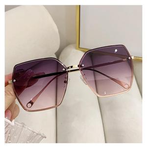 แว่นกันแดดกรอบใหญ่ ดีไซน์อินเทรนด์ใหม่ ไร้กรอบ ไล่โทนสี อเนกประสงค์ เทรนด์แฟชั่น