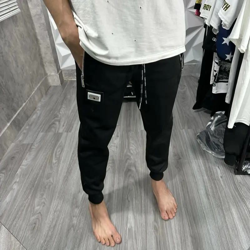 Quần Nỉ Jogger Đê ét que logo kim loại bọc da [ Khoá chuẩn + Đầy Đủ tag mác ] from dáng chuẩn hàng siêu cấp