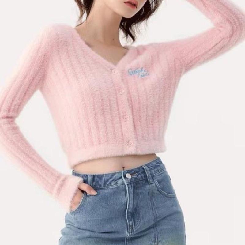 Áo len cardigan lông mềm freesize 4 màu vàng hồng nhạt trắng đen nữ tính phong cách Hàn Quốc thời trang nữ Famos 1