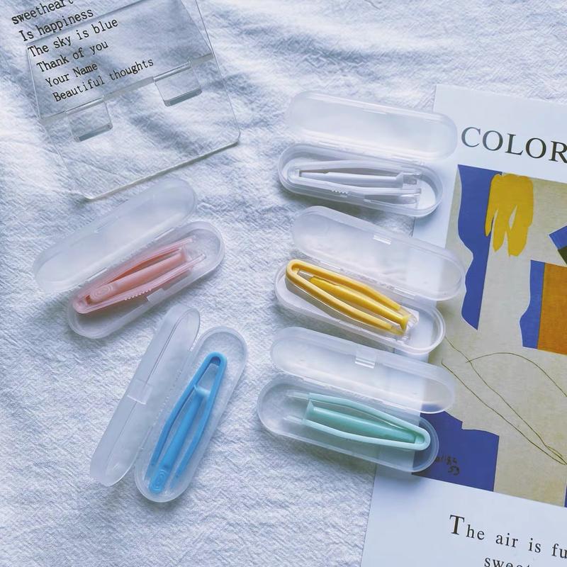 dụng cụ tháo lắp Lens Khay đựng Lens nhà Mysticeyes có đầy đủ dụng cụ tháo lắp Lens gồm nhíp gắp Lens và dụng cụ đeo Lens Nhỏ Mắt